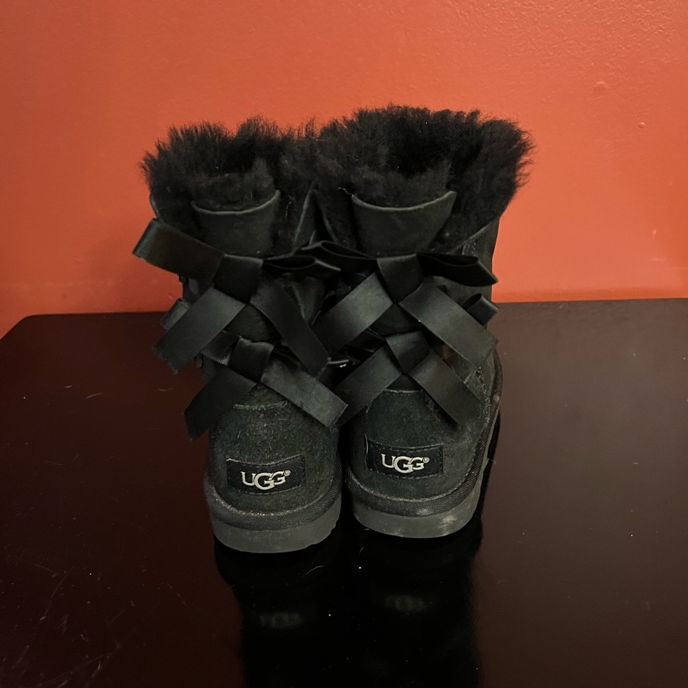 Kids ugg boots with bow size 1y